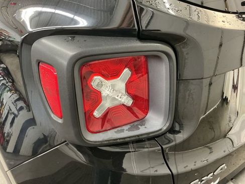 Used 2016 Jeep Renegade Trailhawk image 18