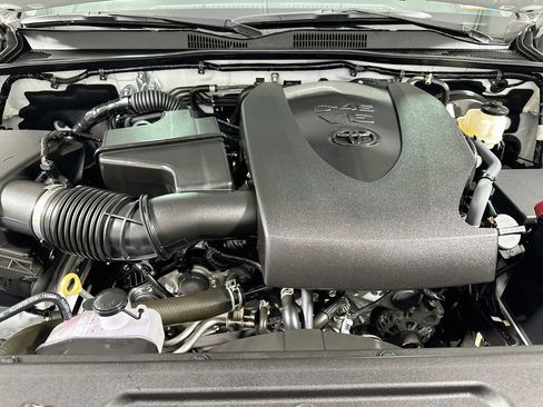 Used 2020 Toyota Tacoma SR5 AWD/4WD image 6