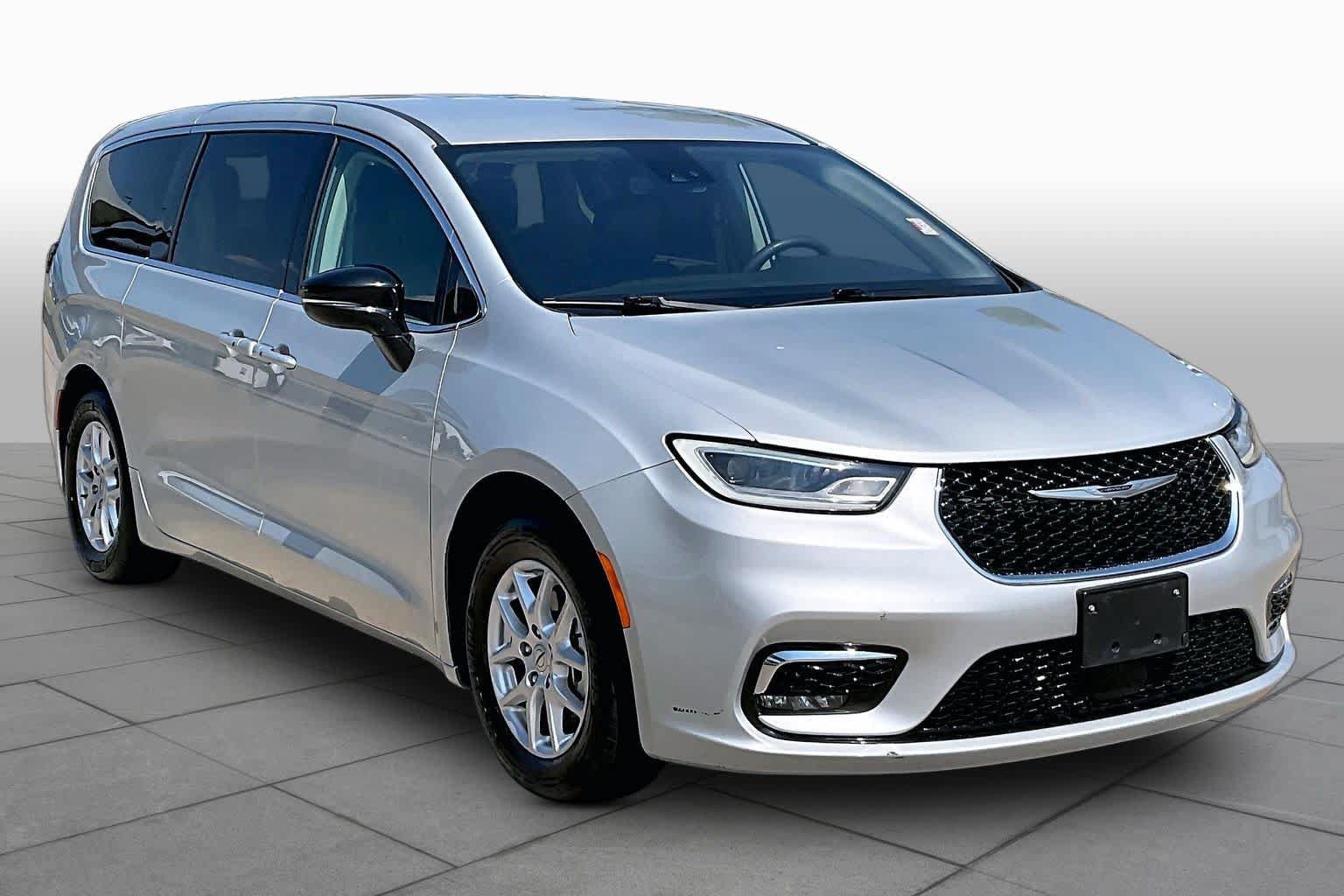 Used 2024 Chrysler Pacifica Touring-L FWD image 2