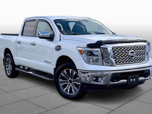 Used 2017 Nissan Titan SL image 3