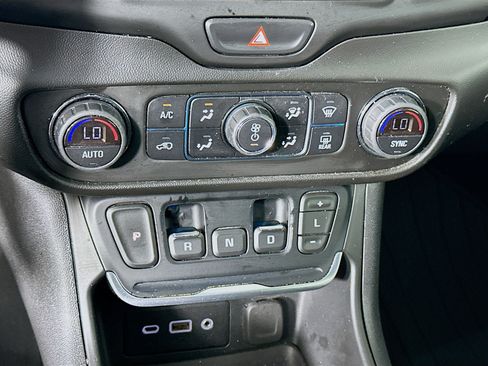 Used 2020 GMC Terrain SLE w/ Driver Convenience Package AWD/4WD image 23