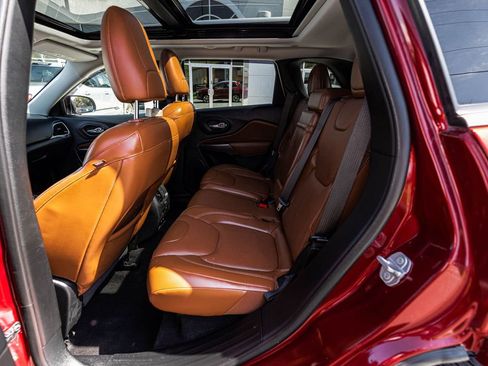 Used 2019 Jeep Cherokee Overland w/ Technology Group AWD/4WD image 27