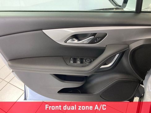 Used 2025 Chevrolet Blazer LT AWD/4WD image 13