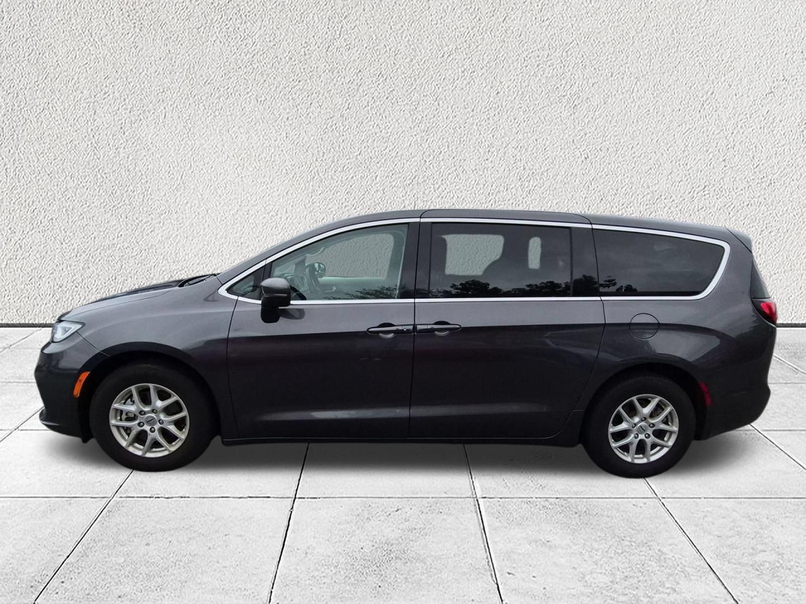 Used 2023 Chrysler Pacifica Touring-L FWD image 6