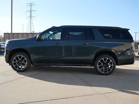 New 2026 Chevrolet Suburban RST w/ RST Capability Package AWD/4WD image 4