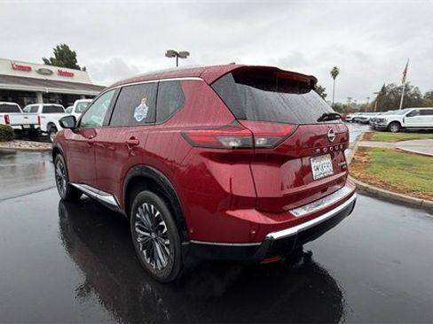 Used 2025 Nissan Rogue Platinum w/ Tech Package image 6