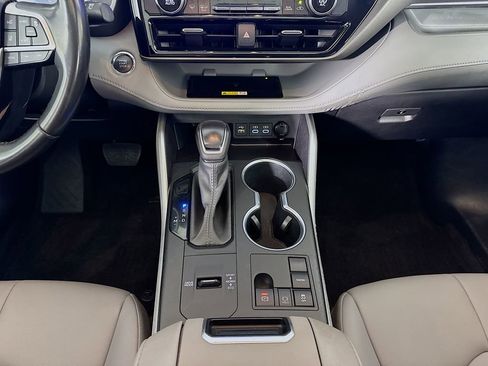 Used 2023 Toyota Highlander XLE image 34