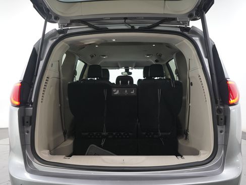 Used 2017 Chrysler Pacifica Touring-L FWD image 19