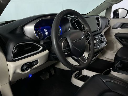 Certified 2024 Chrysler Pacifica Touring-L image 20