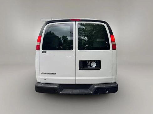 Used 2017 Chevrolet Express 2500 RWD image 5