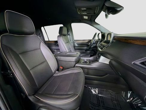 Used 2023 Chevrolet Suburban Premier image 31