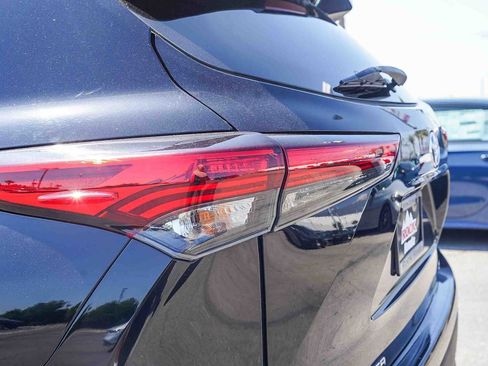Used 2021 Toyota Highlander XLE image 7