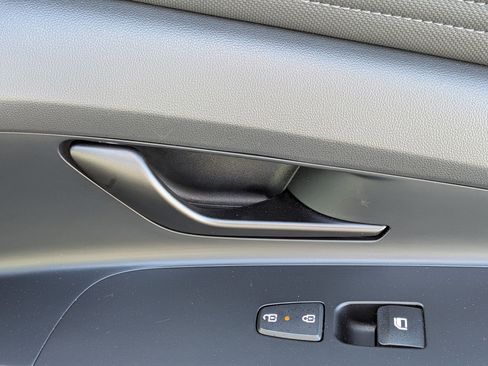 Used 2025 Hyundai Elantra Limited FWD image 35