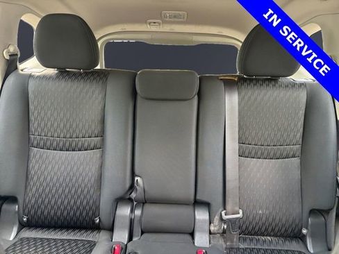 Used 2018 Nissan Rogue SV w/ Premium Package FWD image 11