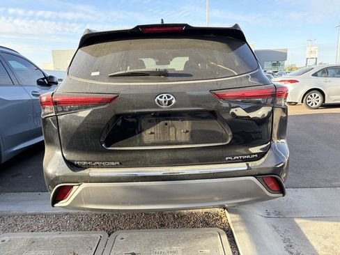 Used 2023 Toyota Highlander Platinum FWD image 7