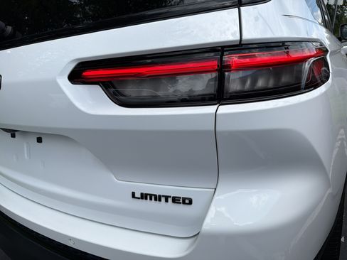 Certified 2025 Jeep Grand Cherokee L Limited w/ Black Appearance Package AWD/4WD image 9