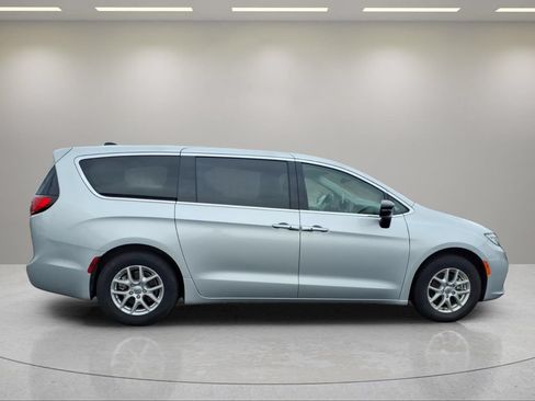 Used 2024 Chrysler Pacifica Touring-L FWD image 2