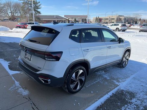 Certified 2025 Volkswagen Taos SE AWD/4WD image 9
