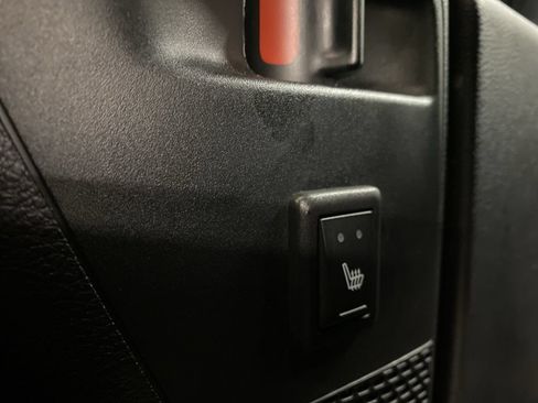 Used 2025 Chrysler Pacifica Limited FWD image 37