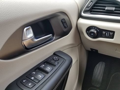 Used 2023 Chrysler Pacifica Touring-L AWD/4WD image 34