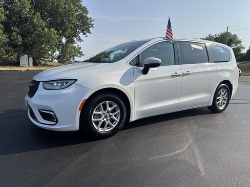 Used 2023 Chrysler Pacifica Touring-L FWD image 2