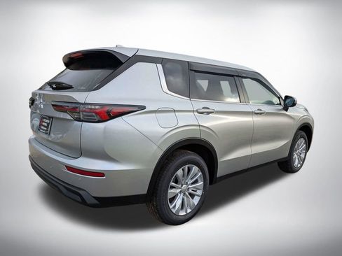 New 2026 Mitsubishi Outlander ES image 4