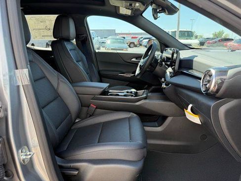 New 2026 Chevrolet Equinox LT w/ Convenience Package II FWD image 3