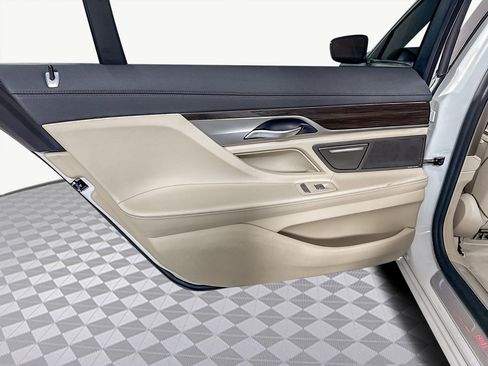 Used 2021 BMW 740i image 26