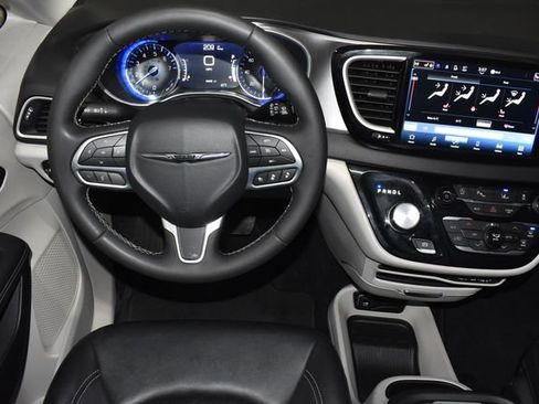 Certified 2024 Chrysler Pacifica Touring-L image 14