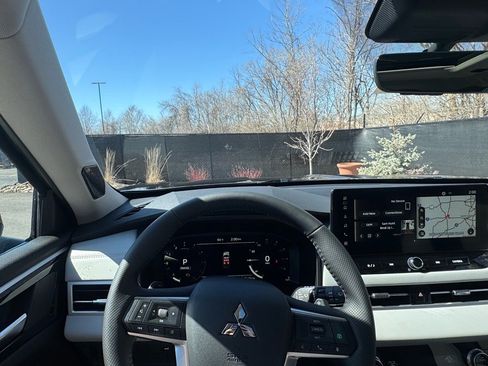 New 2025 Mitsubishi Outlander SE image 26