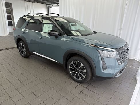 New 2026 Nissan Pathfinder Platinum FWD image 3