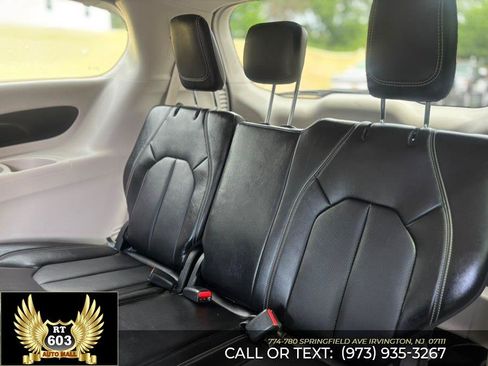 Used 2024 Chrysler Pacifica Touring-L FWD image 10