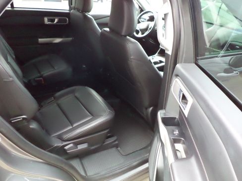 Used 2023 Ford Explorer XLT w/ Equipment Group 202A AWD/4WD image 7