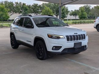 Used 2023 Jeep Cherokee Altitude Lux w/ Lux Elite Package AWD/4WD video 3