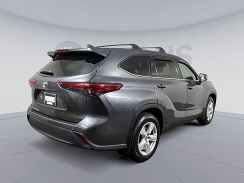 Used 2022 Toyota Highlander L AWD/4WD image 11