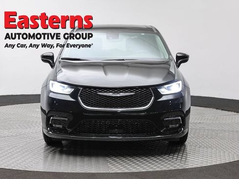 Used 2023 Chrysler Pacifica Touring-L FWD image 2