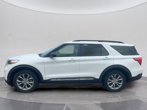 Used 2023 Ford Explorer XLT w/ Equipment Group 202A AWD/4WD image 2