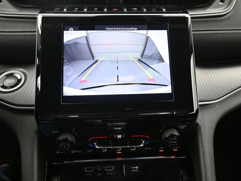 Used 2023 Jeep Grand Cherokee Laredo image 17