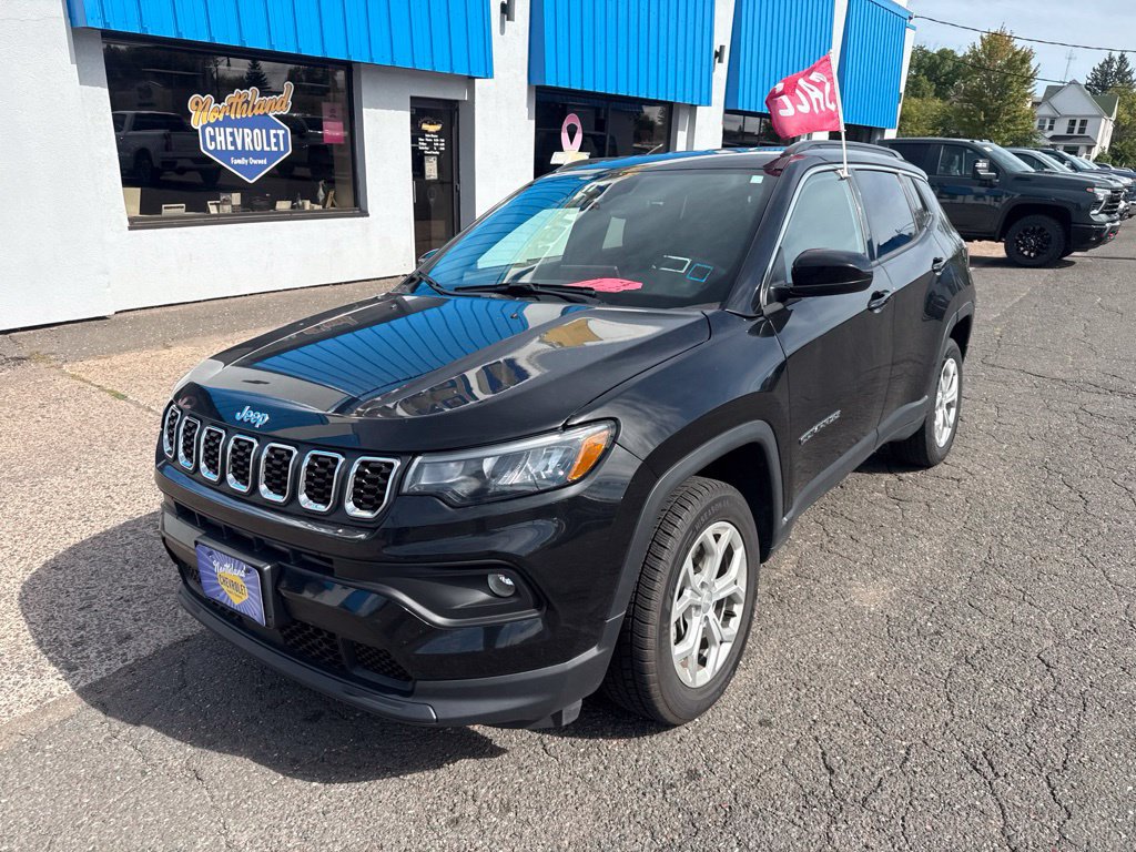 Used 2024 Jeep Compass Latitude AWD/4WD image 2