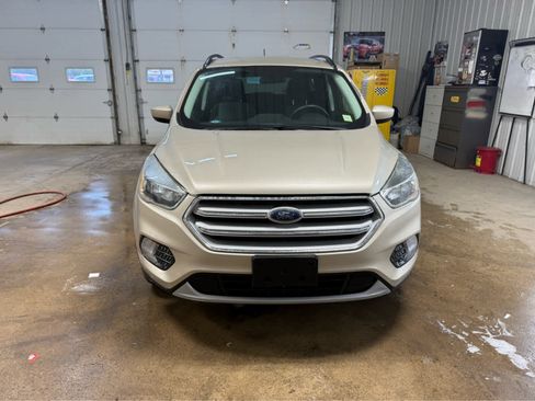Used 2018 Ford Escape SE w/ SE Sync 3 Package AWD/4WD image 3