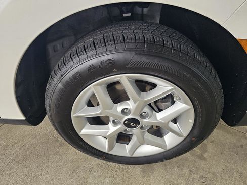 Used 2025 Kia Soul LX w/ LX Technology Package FWD image 9