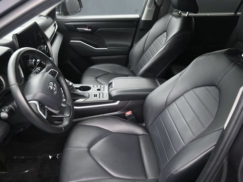 Used 2023 Toyota Highlander XLE AWD/4WD image 19
