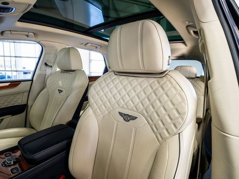Used 2021 Bentley Bentayga image 40