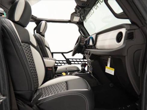 Used 2025 Jeep Gladiator Sport image 30