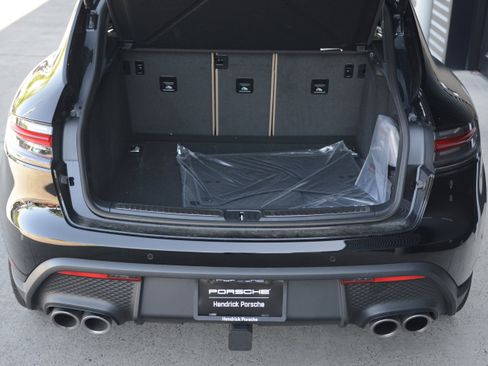 Certified 2026 Porsche Macan AWD/4WD image 38