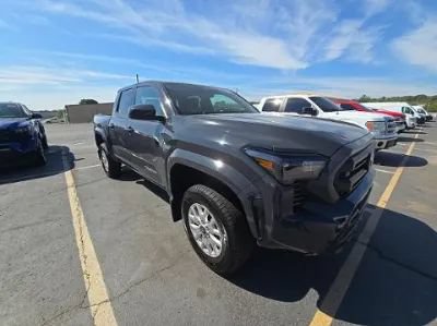 Used 2025 Toyota Tacoma SR5 AWD/4WD image 5