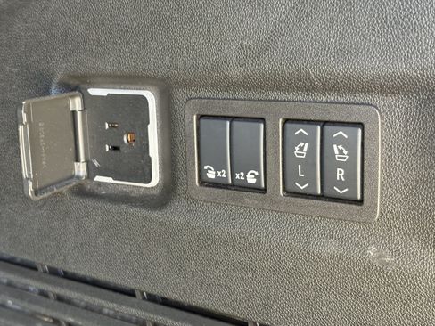 Used 2025 GMC Yukon XL Denali AWD/4WD image 10