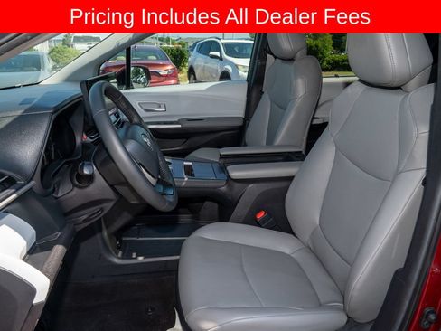 Used 2025 Toyota Sienna XLE FWD image 12