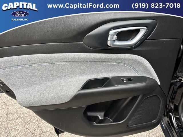 Used 2025 Jeep Compass Latitude AWD/4WD image 17