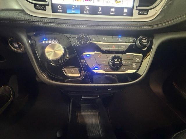 New 2027 Chrysler Pacifica Select AWD/4WD image 19